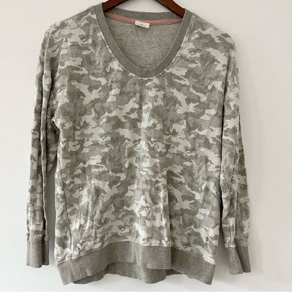 Good Hart Gray Cream Camouflage Print Pullover Sweater Lightweight XS - Picture 3 of 9